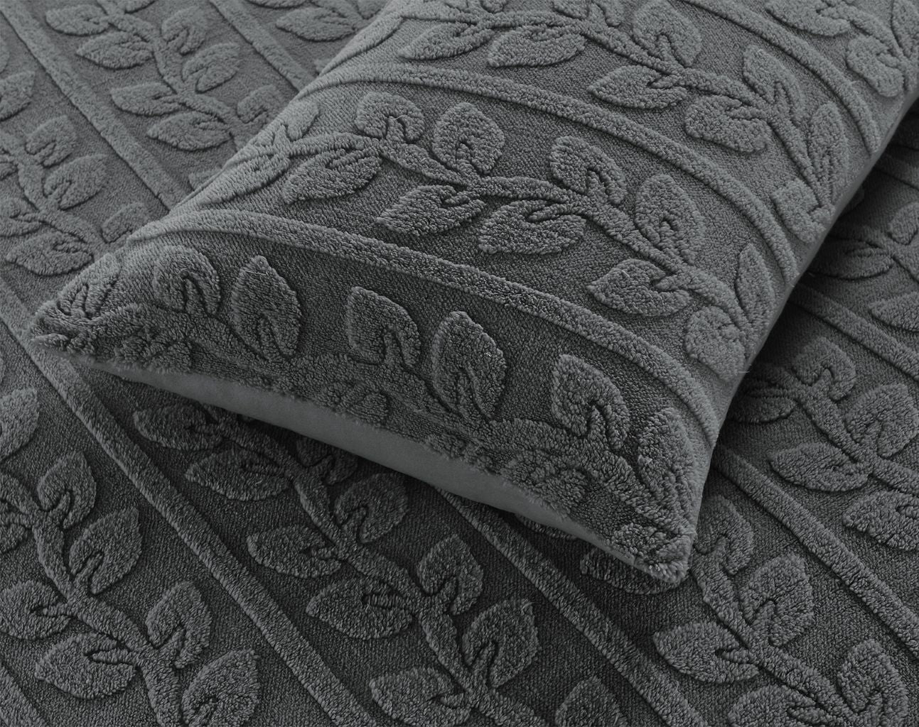 Leaves Teddy duvet sets.