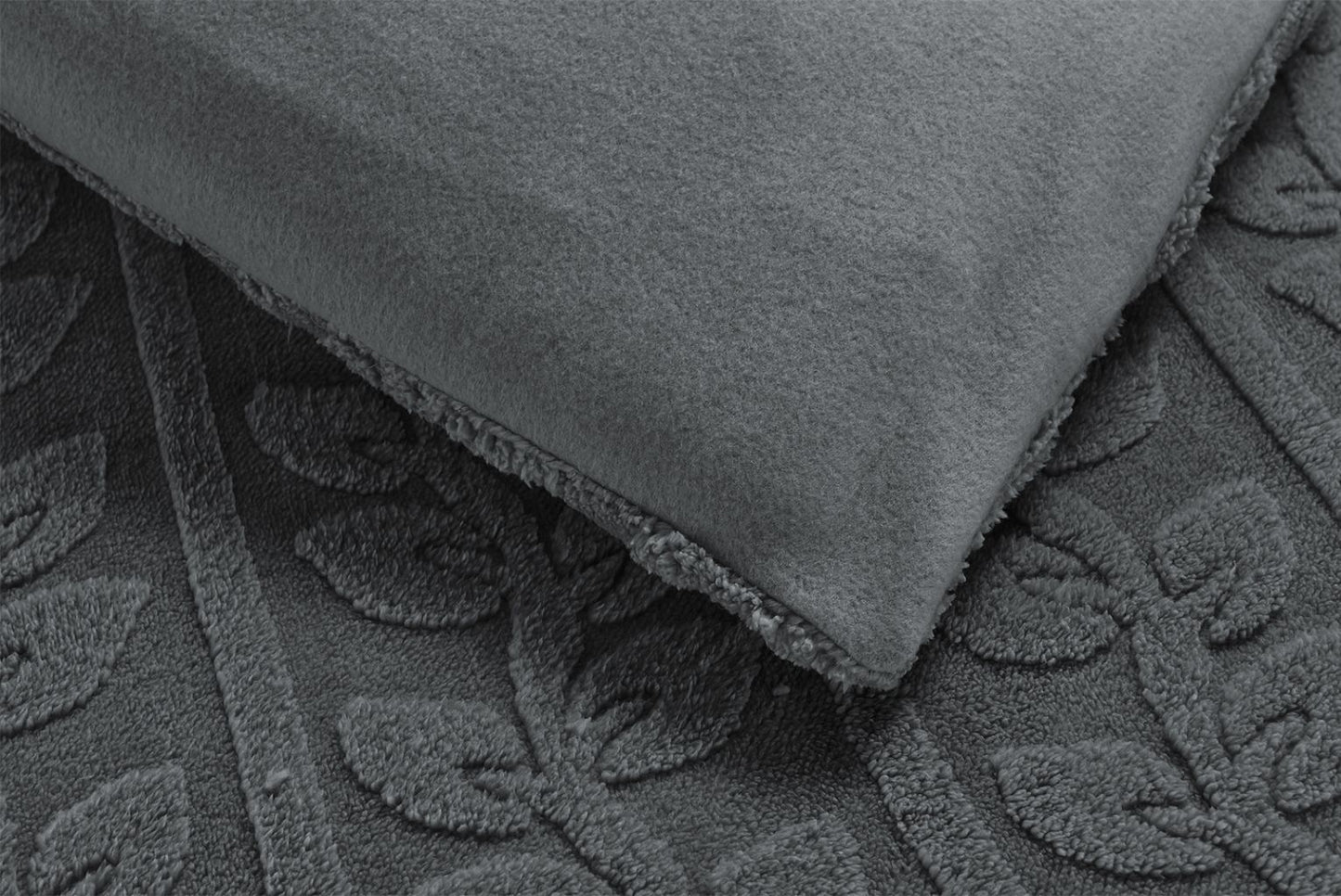 Leaves Teddy duvet sets.